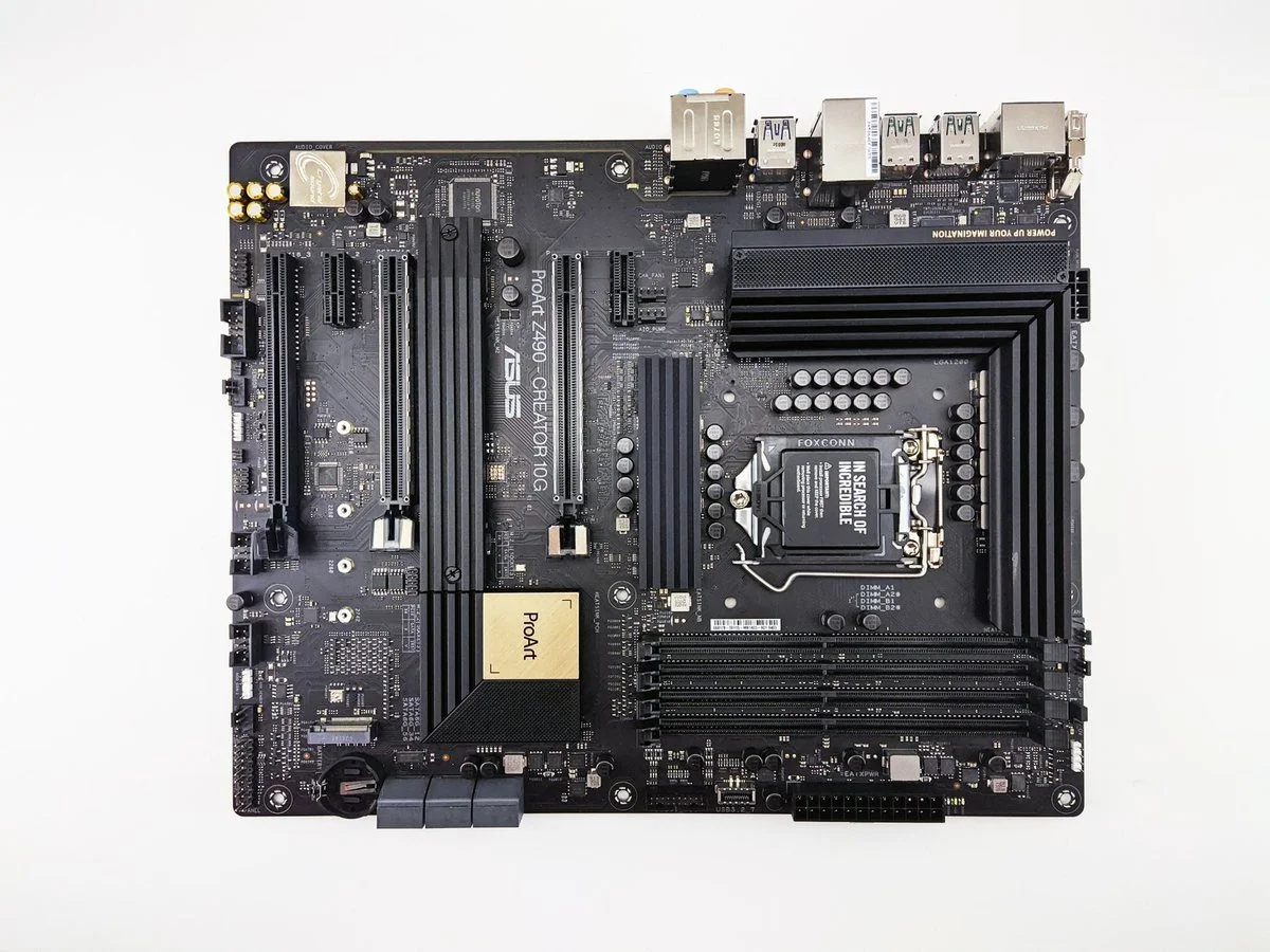 확장 슬롯과 램 슬롯, CPU 소켓이 보이는 데스크톱 메인보드