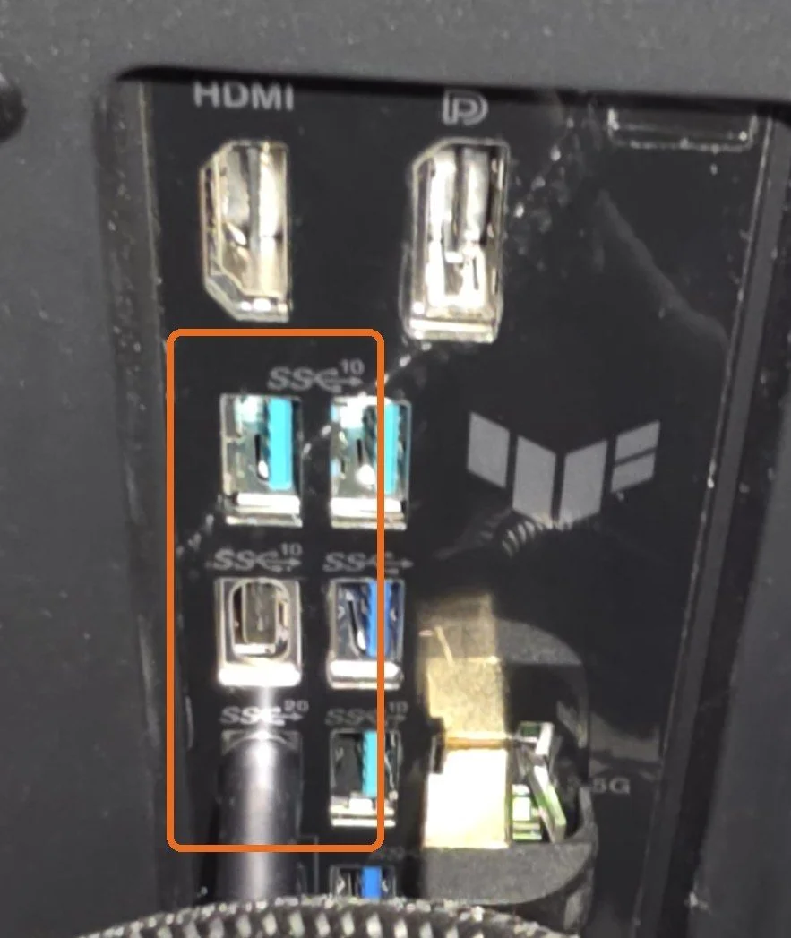 메인보드 뒷면 USB 포트 위에 SS 10, SS 20 표기가 있는 모습