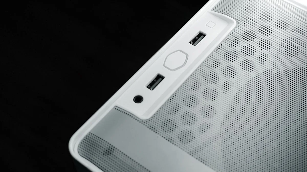흰색 본체 케이스 위쪽 패널에 있는 USB 포트 두 개와 이어폰 단자