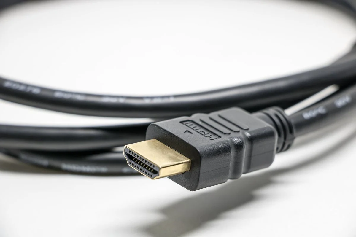 모니터 신호 없음 점검 때 다시 꽂아 보는 HDMI 케이블 단자
