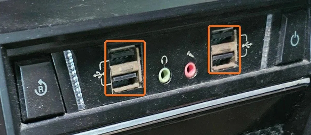 본체 앞면 패널의 USB 포트 두 묶음과 이어폰, 마이크 단자