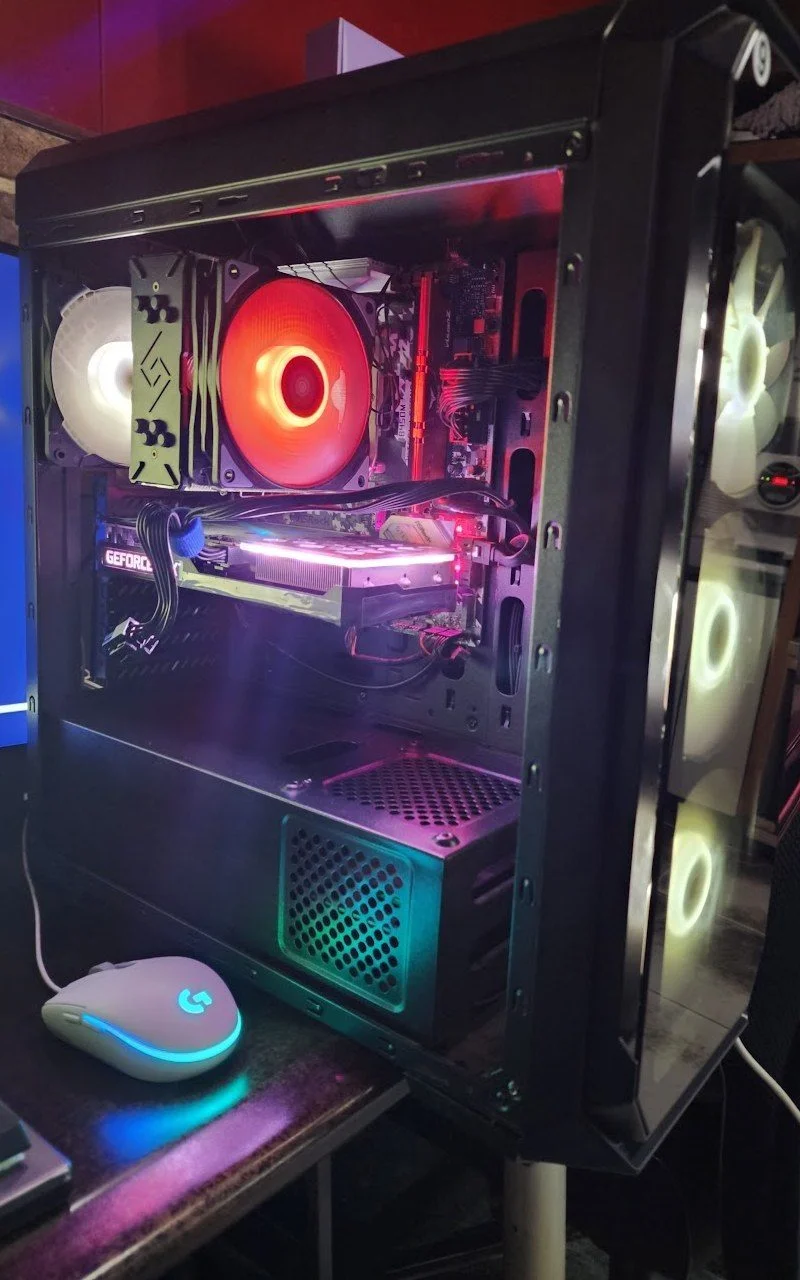매장 PC의 옆판을 연 모습으로 위쪽 CPU 쿨러 팬과 가운데 그래픽카드, 앞쪽 케이스 팬, 아래쪽 파워 덮개가 보이는 본체 내부