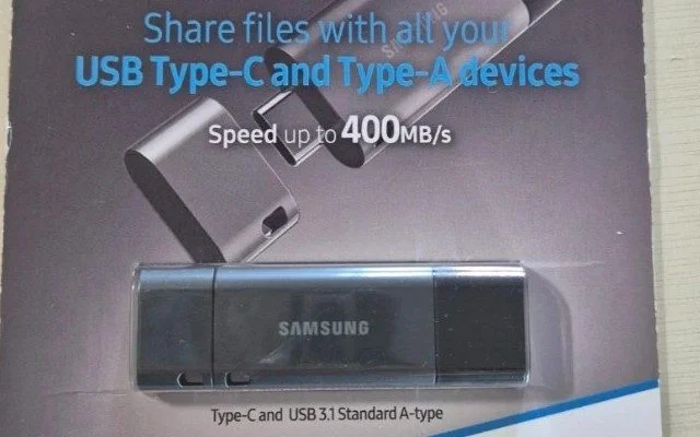 USB 메모리 포장에 Speed up to 400MB/s 라고 적힌 부분과 그 아래 USB 메모리