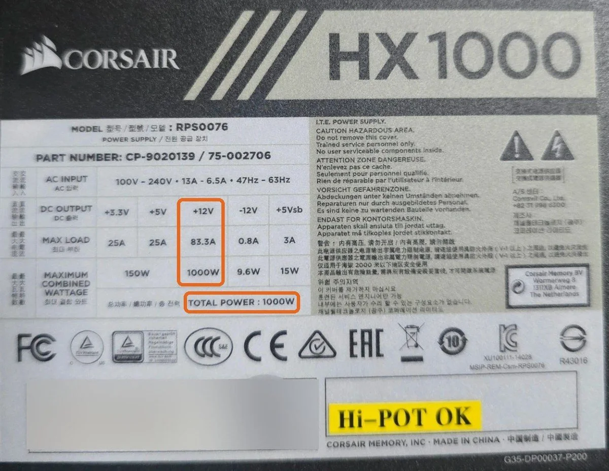 파워서플라이 옆면 정격 스티커에서 +12V 최대 출력 칸과 TOTAL POWER 1000W 칸을 주황 테두리로 표시한 모습