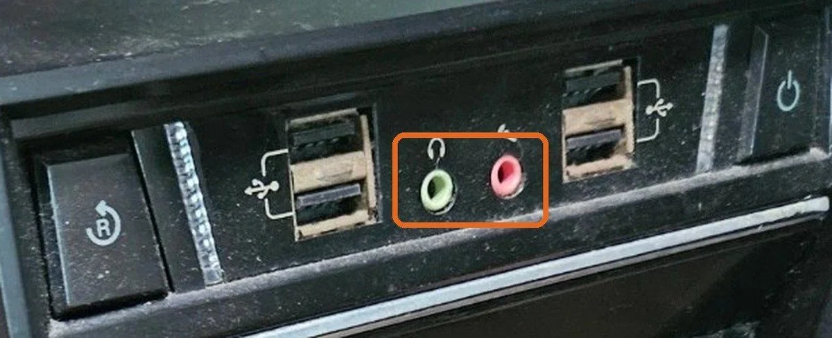 본체 앞면 패널의 초록색 이어폰 단자와 분홍색 마이크 단자에 주황 테두리를 친 사진