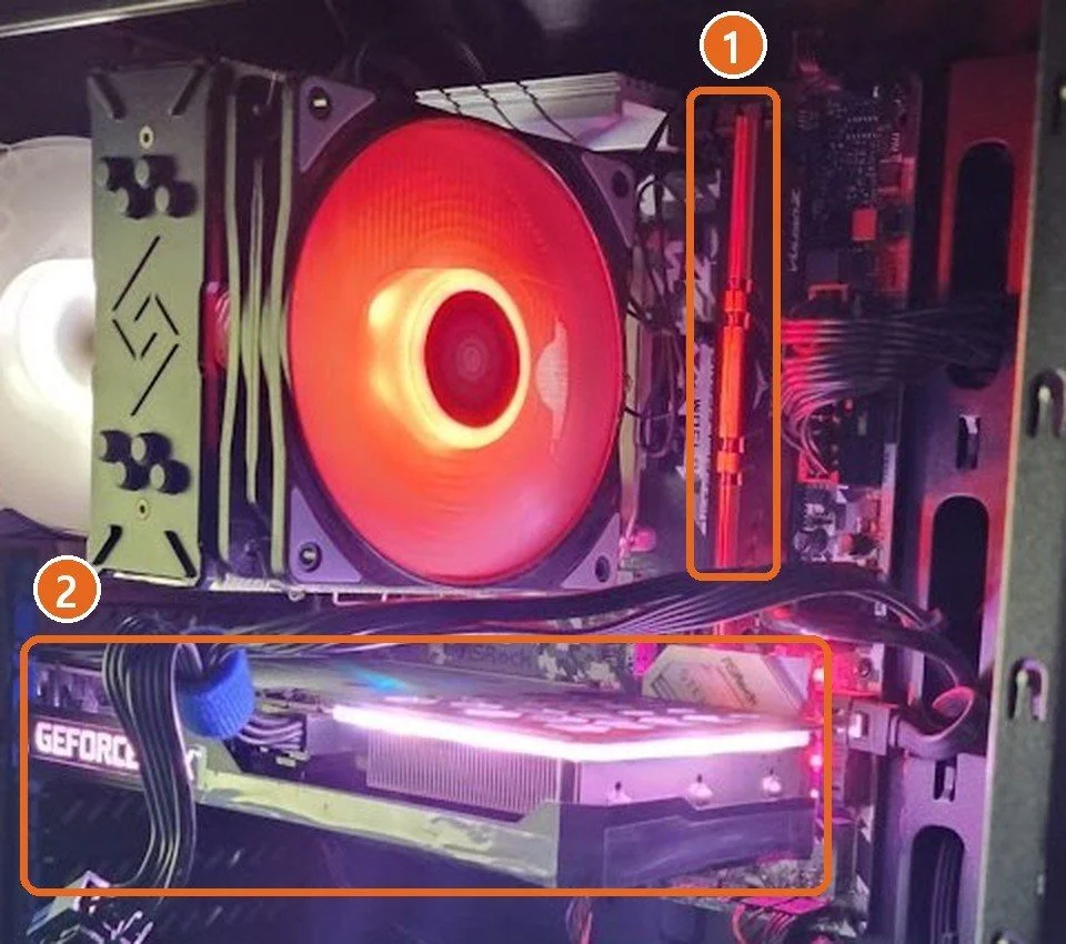 매장 PC 옆판을 연 모습에서 CPU 쿨러 오른쪽에 세로로 꽂힌 램을 주황 테두리로 표시한 사진
