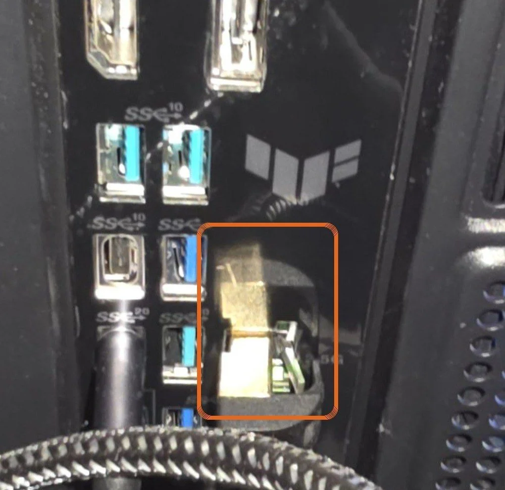 매장 PC 본체 뒷면 메인보드 랜 포트에 금속 덮개 랜선 커넥터가 꽂힌 자리
