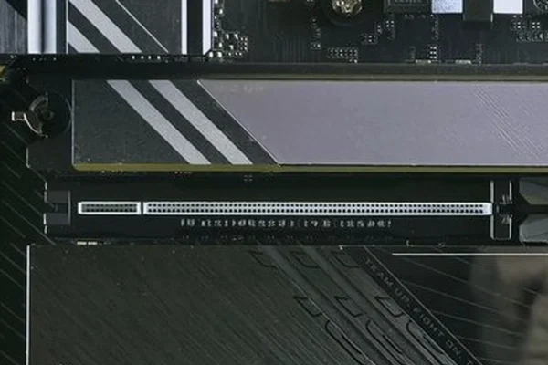 그래픽카드 PCIe 배속이 낮게 나오면 게임을 켜고 다시 보세요
